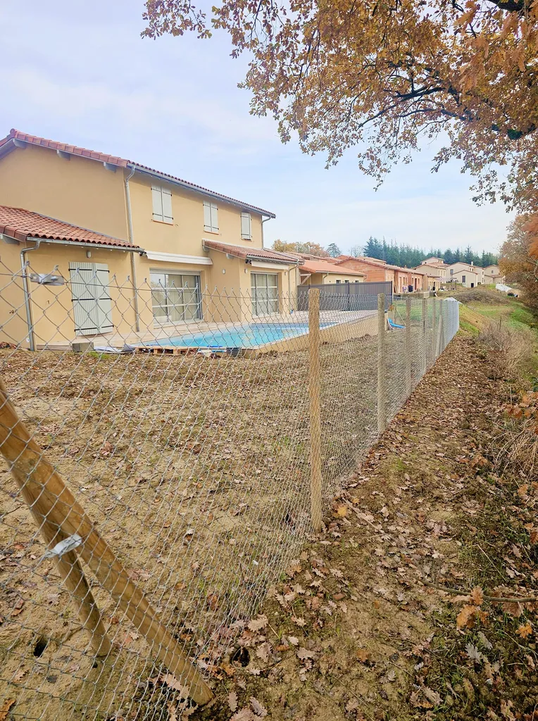 Réalisation et pose d'une clôture en grillage souple galvanisé avec pose de poteaux en bois traités autoclave chez un client à Bonrepos-Riquet en Haute Garonne
