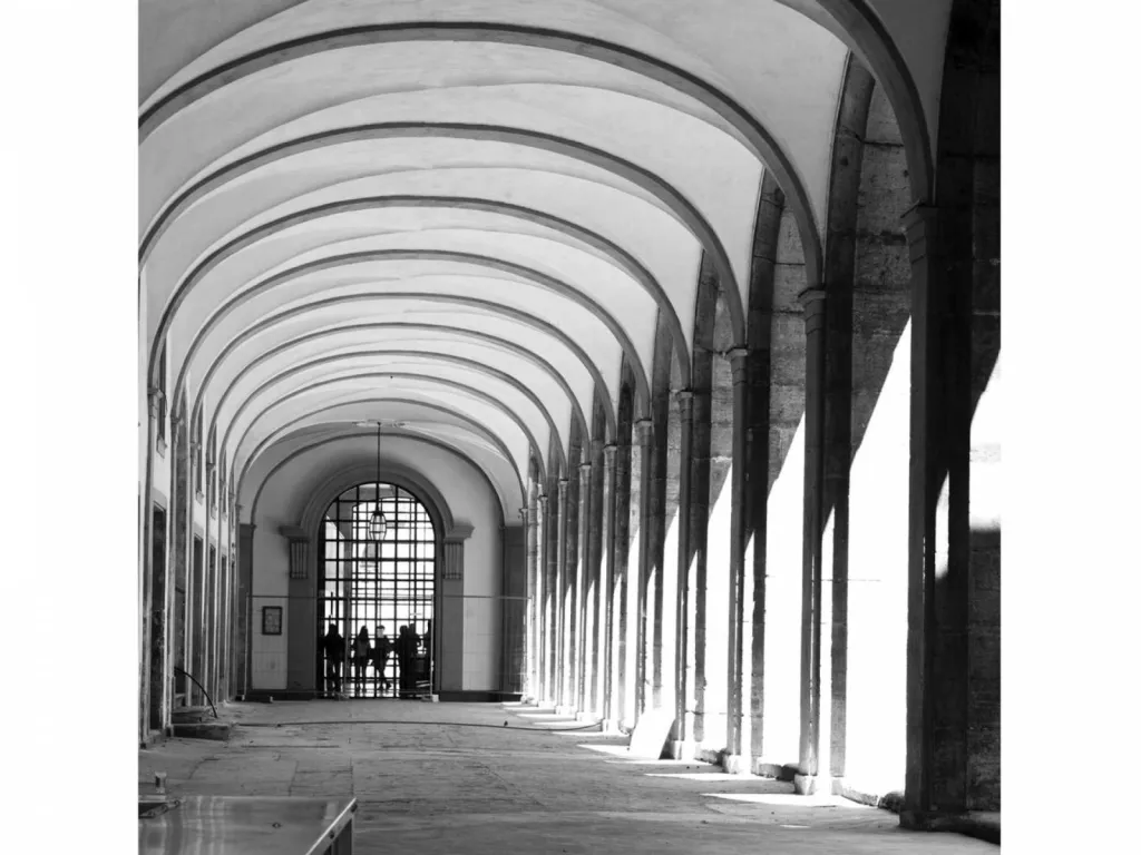 cloître de l'abbaye de Cluny en Bourgogne