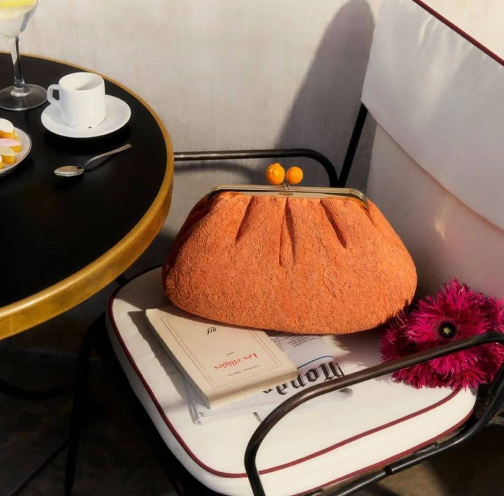 Le sac Pasticcino en raphia, en cuir, en tissu de chez Week-End Max Mara.