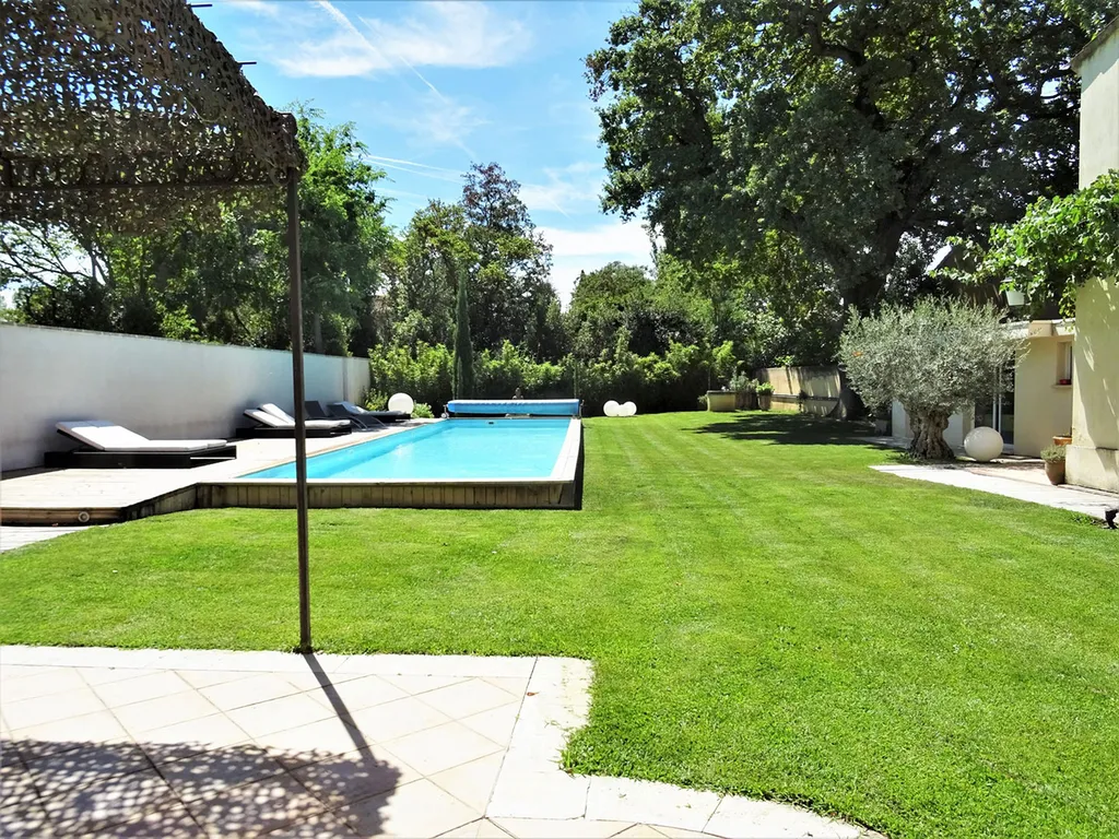 Avignon, bastide de charme avec dépendances et piscine avec jardin    