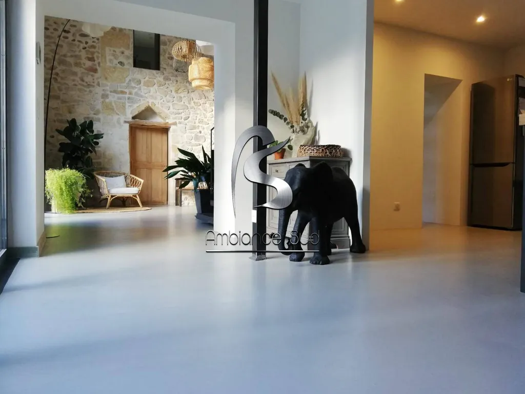 SOL EN BÉTON CIRÉ COULE AVEC UNE CHAPE MINCE FIBRE TEINTE A MARTIGUES 13