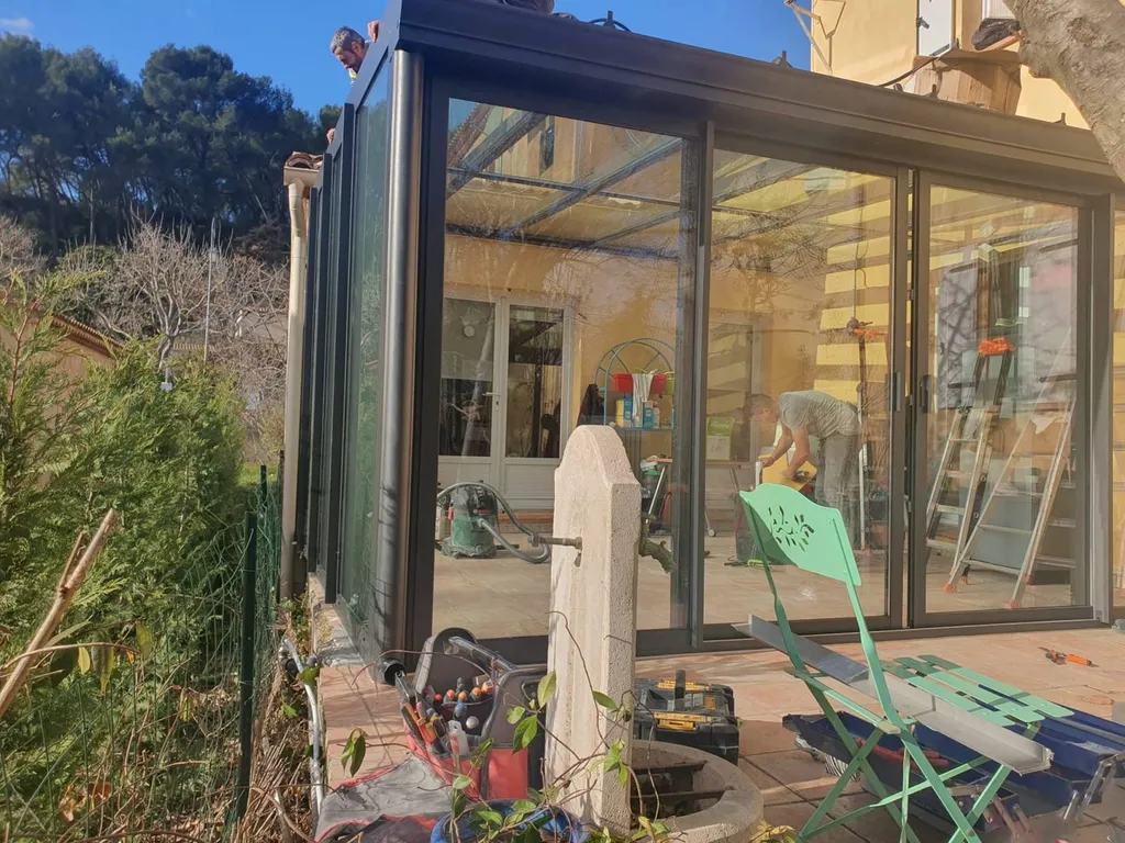 Installation en cours d'une véranda avec toit totalement vitrée en aluminium Technal à Plan de Cuques