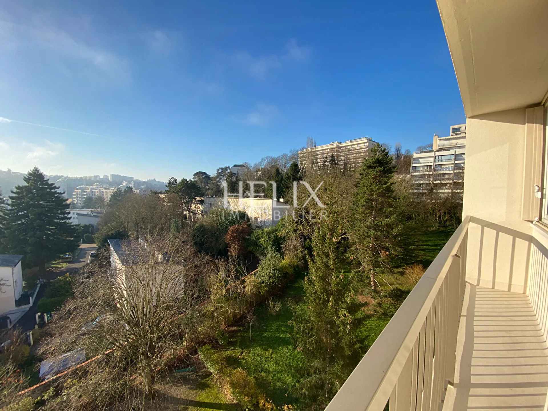 Le Pecq Rive gauche, appartement meublé en étage élevé avec ascenseur et balcon 