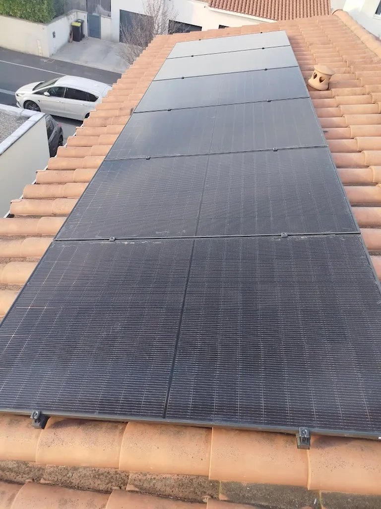 Installation photovoltaïque 3 kWc avec panneaux DMEGC 500 Wc et micro-onduleurs Hoymiles à Montpellier