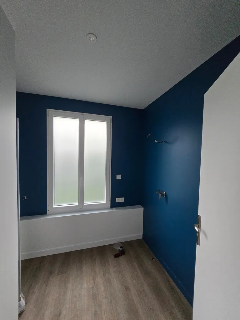 pan de mur de couleur dans salle d'eau à bordeaux bastide