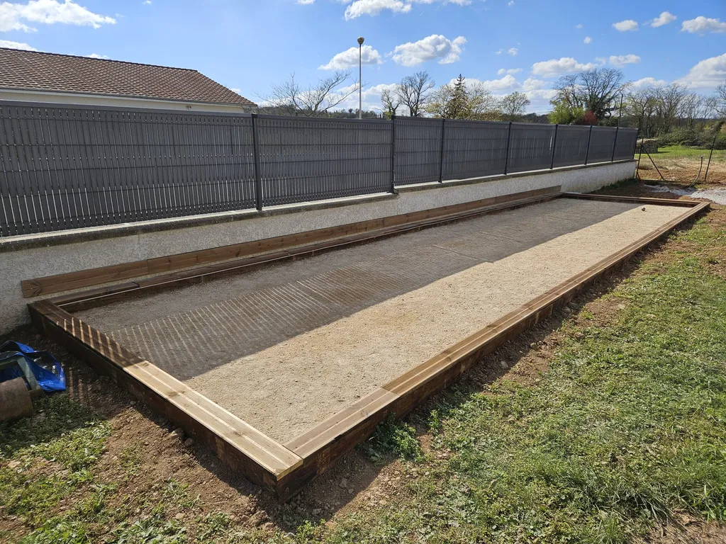 Création d'un terrain de pétanque sur mesure avec éclairage LED à Ambérieu-en-Bugey dans l'Ain