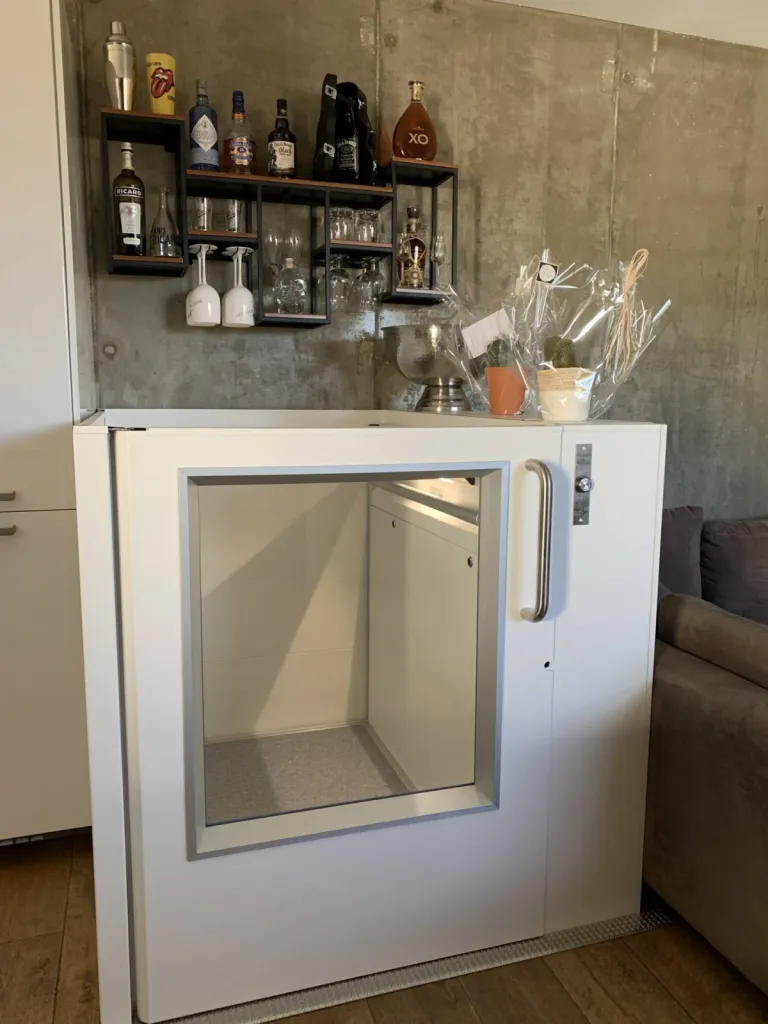 Une réalisation d'un ascenseur de maison avec portillon Namilift PL400 en structure autoporteuse intérieure à Cassis près de Marseille