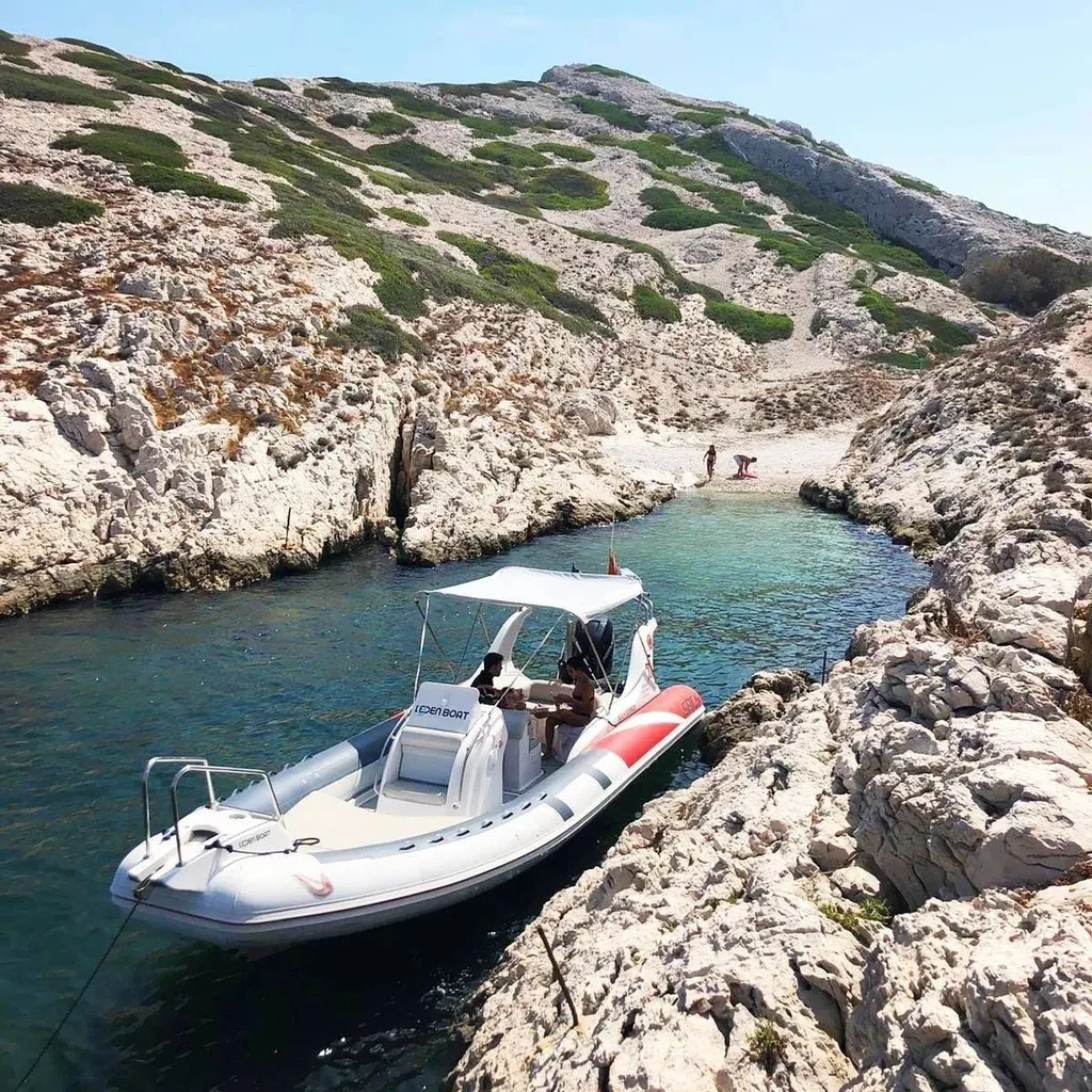 Join the legacy of satisfied adventurers who have chosen L'Eden Boat for over four years, establishing us as the leaders in rib boat excursions in the Calanques. Share your unique maritime experiences with a vibrant community on our Facebook page – your s