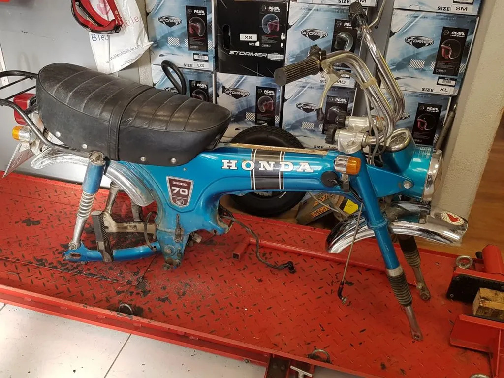 HONDA DAX ST 70 RESTAURATION VAR