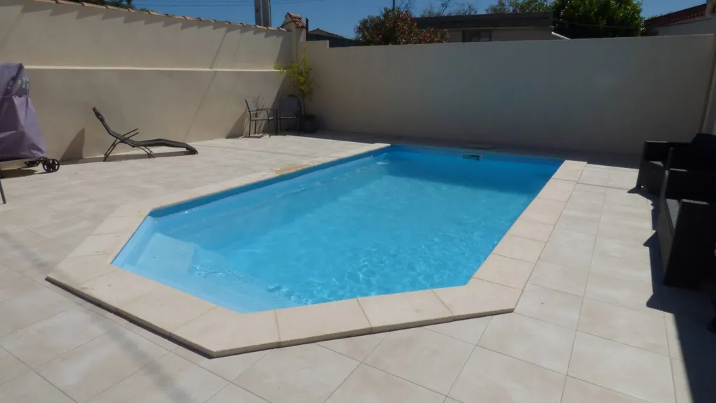 Lazuli 7m : piscine coque polyester design et pratique, idéale pour terrains étroits. 
