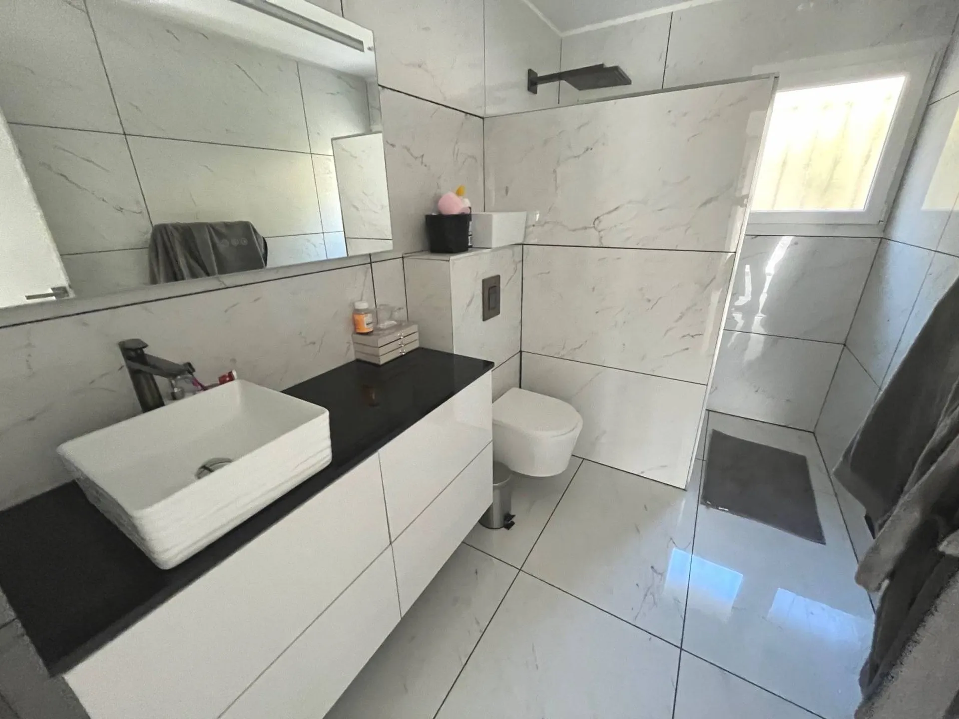 Vente maison Ceyreste avec vue dégagée, deux logements indépendants et communiquant avec piscine et pool house