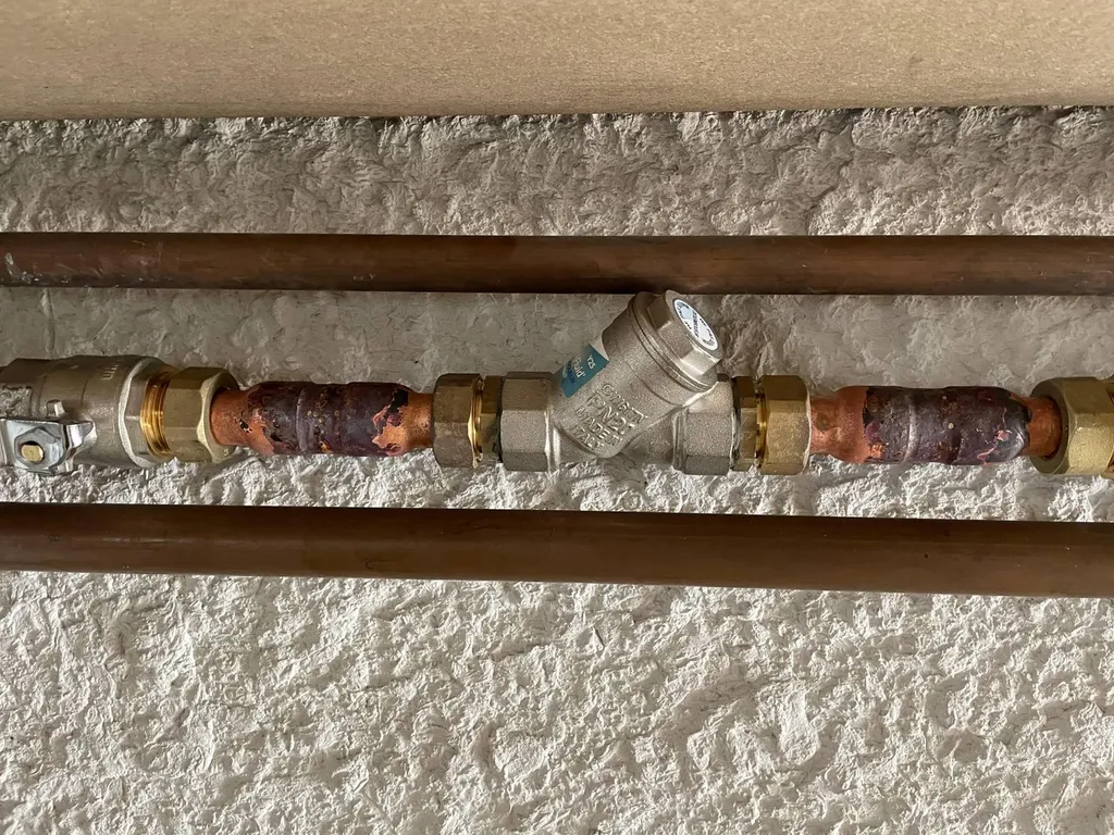 Désemboueur à vortex installé à Belleville en Beaujolais (69) après désembouage de l'installation de chauffage central