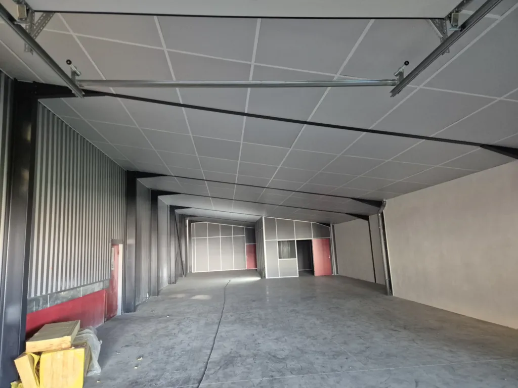 Projet d'ajout de bureaux individuels par des cloisons fixes avec isolation en laine de verre dans un entrepôt à Villefranche-sur-Saône dans le Beaujolais