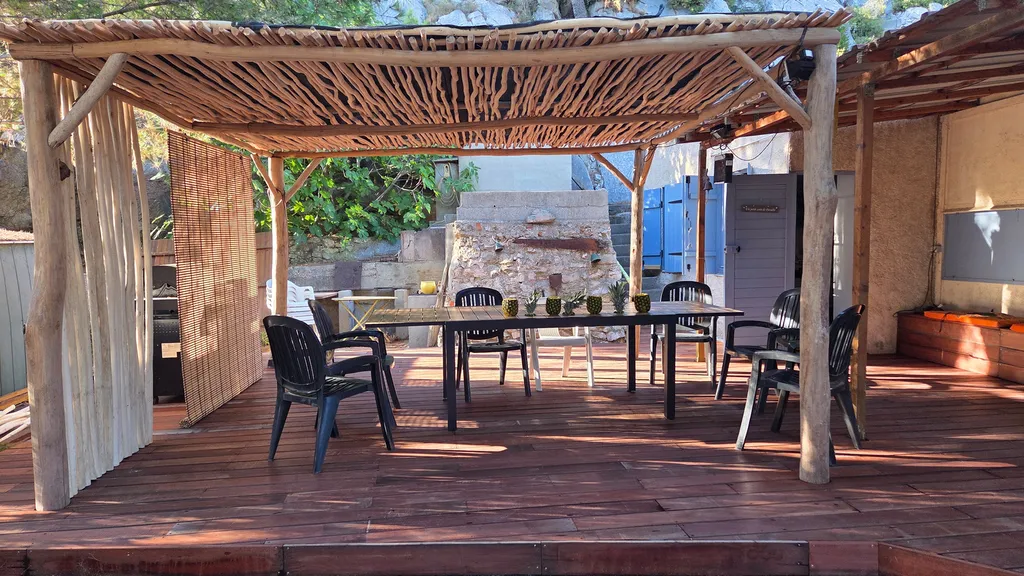 Terrasse en bois exotique massaranduba avec pergola en bois brut – Un espace extérieur naturel et chaleureux