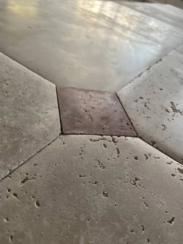 La pierre de Travertin est une roche sédimentaire dure pour dallage extérieur et intérieur, margelle, escalier