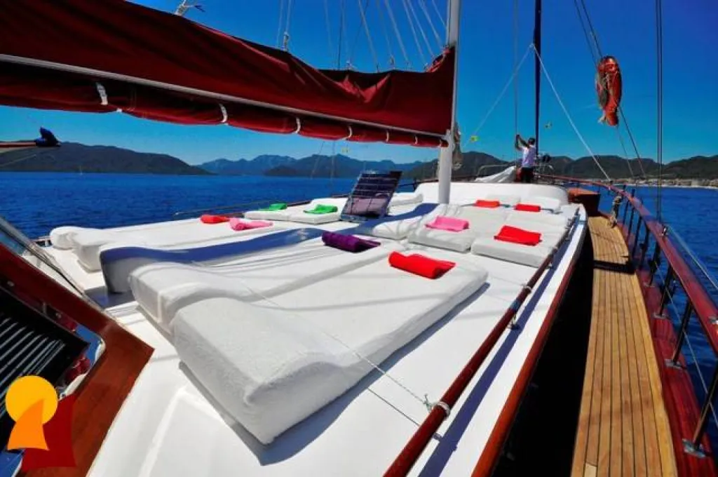 Location d'un grand voilier type goélettes pour des vacances à Marseille