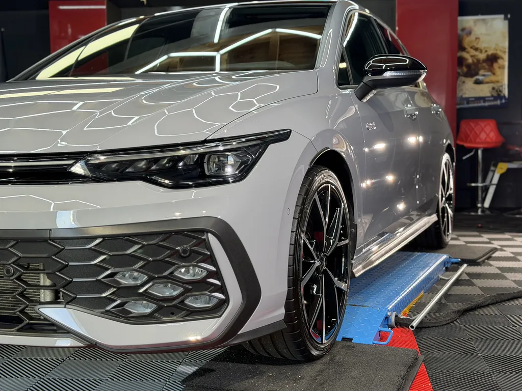 Rénovation carrosserie et traitement céramique Volkswagen Golf 8 GTI à Dardilly proche Lyon avec polissage professionnel par EMB DETAILING