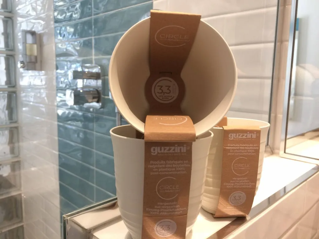 plus de 3 bouteilles en plastique ont été recyclées pour ce gobelet