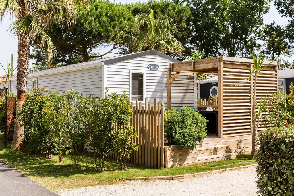 Location spacieuse de mobil home cuisine ouverte sur salon avec 3 chambres dans le 34