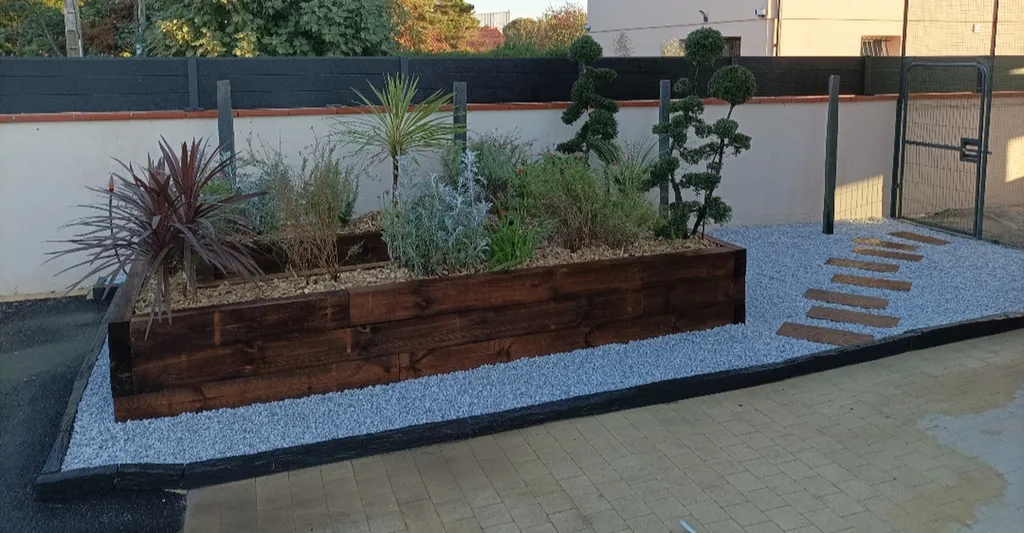 Création d'un massif autour d'une micro station sur Cornebarrieu.
L'équipe de paysagiste MAT'TAILLE, met tout en œuvre pour camoufler et embellir tous les coins non reluisants...