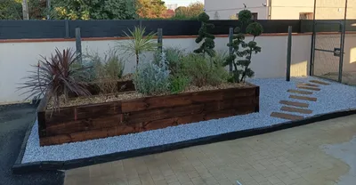 Création d'un massif autour d'une micro station sur Cornebarrieu.
L'équipe de paysagiste MAT'TAILLE, met tout en œuvre pour camoufler et embellir tous les coins non reluisants...