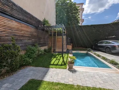 Construction d'une mini piscine en inox de 2x5m avec pompe à chaleur connectée et crochet pour nage sur élastique à Dijon