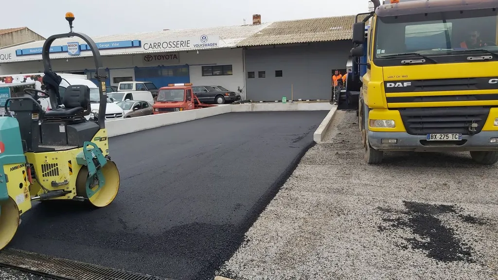 Réfection d'un parking en enrobé de bitume noir à Chateaurenard dans les Bouches du Rhône