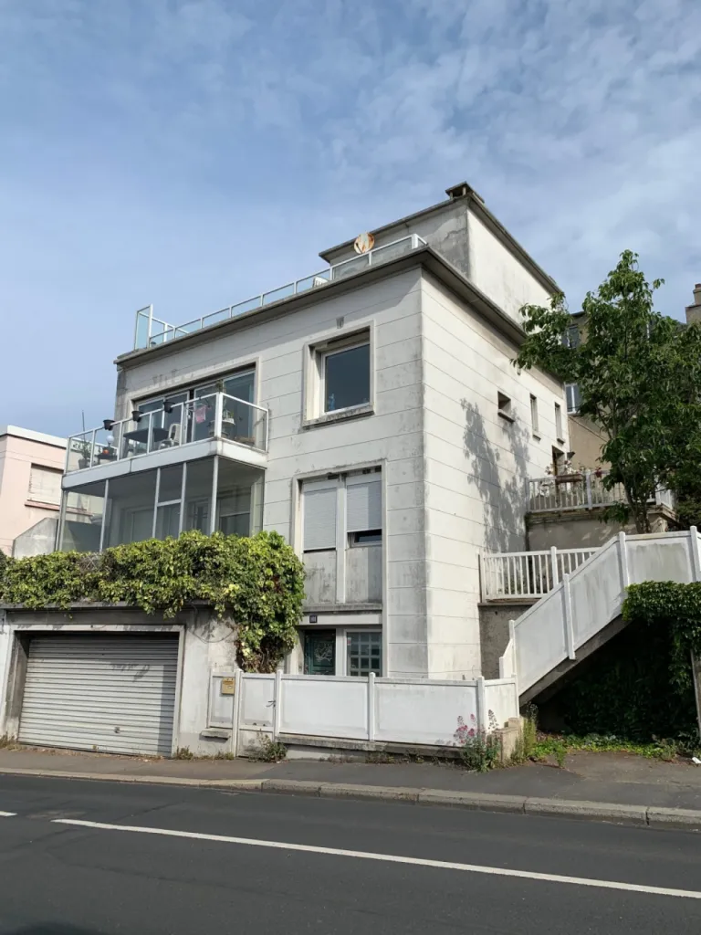 Réalisation d'une isolation par l'extérieur dans le secteur centre ville du Havre (76) - Normandie - Finition ravalement enduit projeté  aspect gratté