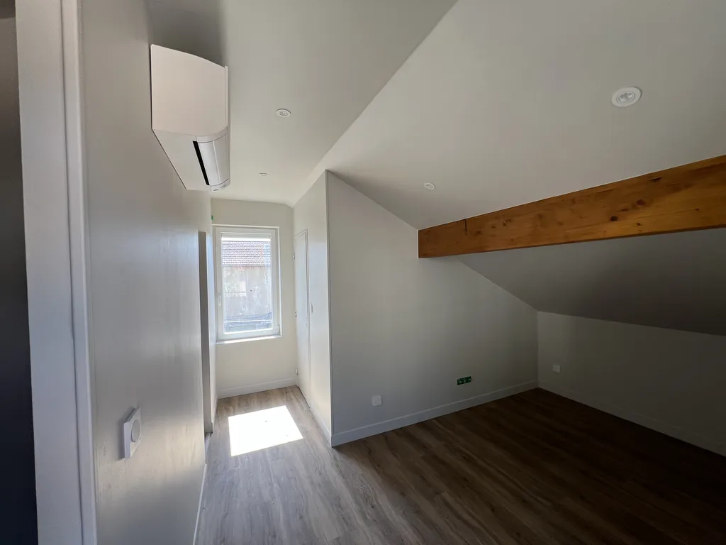 Rénovation énergétique à Bron d'une maison individuelle avec restructuration complète et isolation renforcée en laine de roche