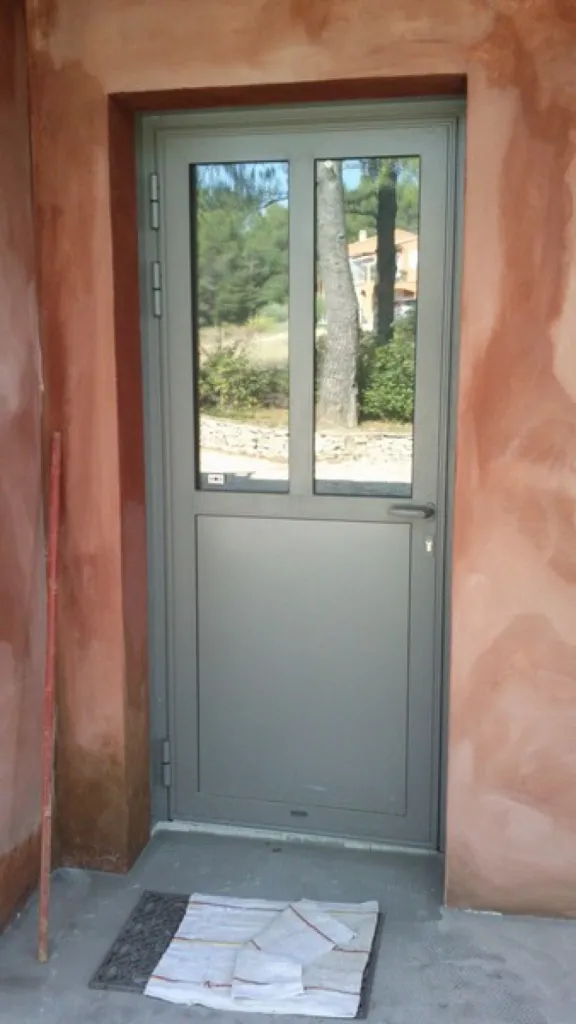 Porte entrée gris pyrite a Entrechaux