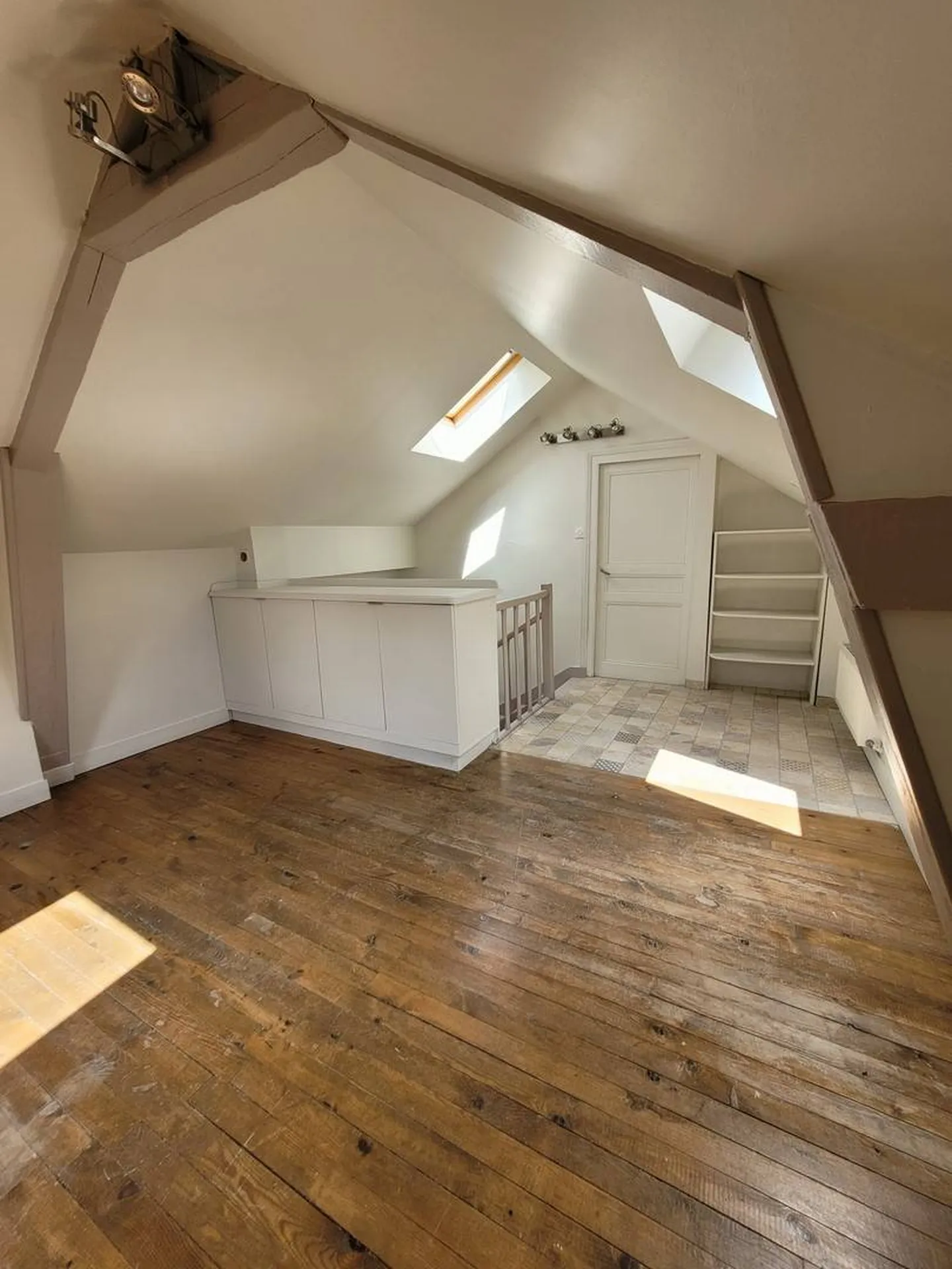 A vendre dans votre agence immobilière Terres et Demeures de Normandie de Lisieux 14100, 41 avenue Victor Hugo, propriété de 108 m² entièrement rénovée et offrant un cadre de vie privilégié à quelques minutes à pied du centre-ville de Lisieux.