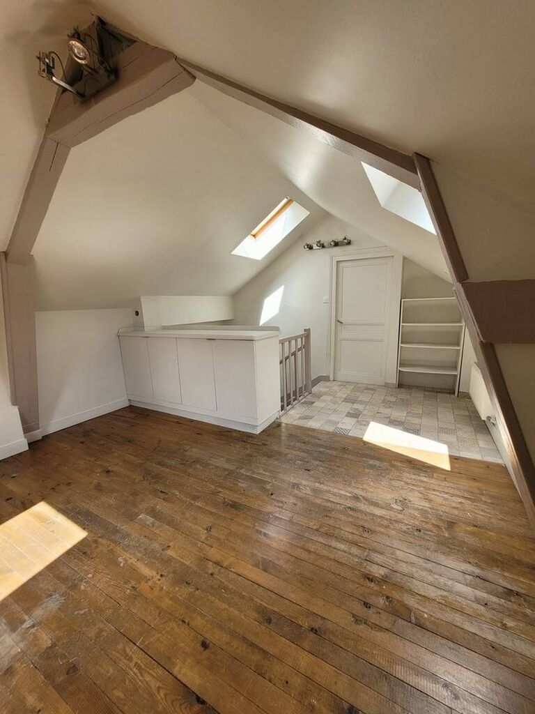 A vendre dans votre agence immobilière Terres et Demeures de Normandie de Lisieux 14100, 41 avenue Victor Hugo, propriété de 108 m² entièrement rénovée et offrant un cadre de vie privilégié à quelques minutes à pied du centre-ville de Lisieux.