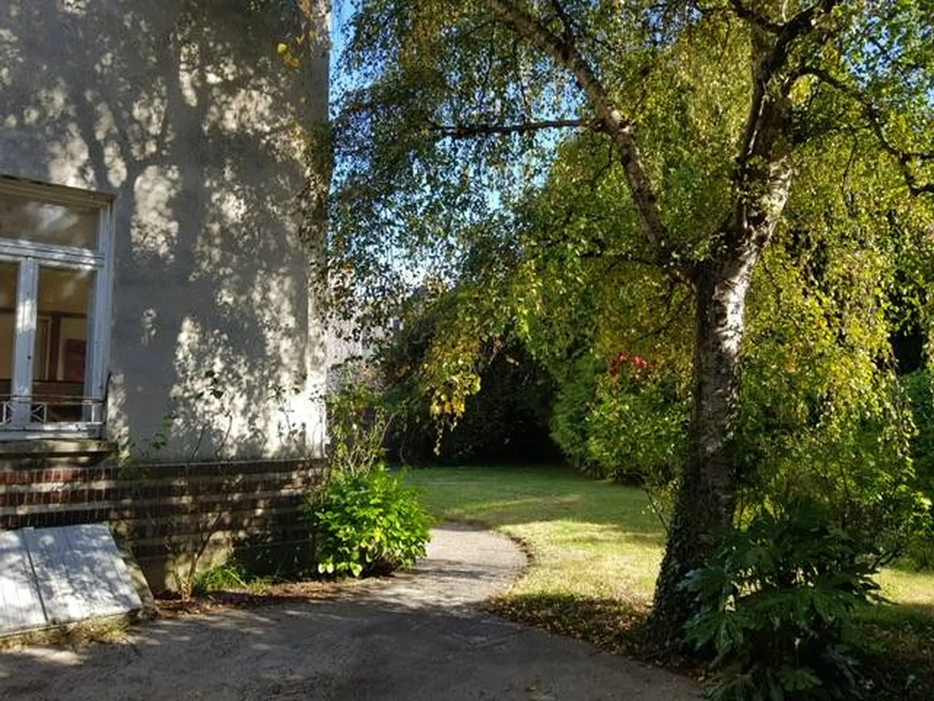 Hôtel particulier de style Art nouveau à rafraichir, situé dans un quartier calme du cœur de Dieppe en Normandie 76