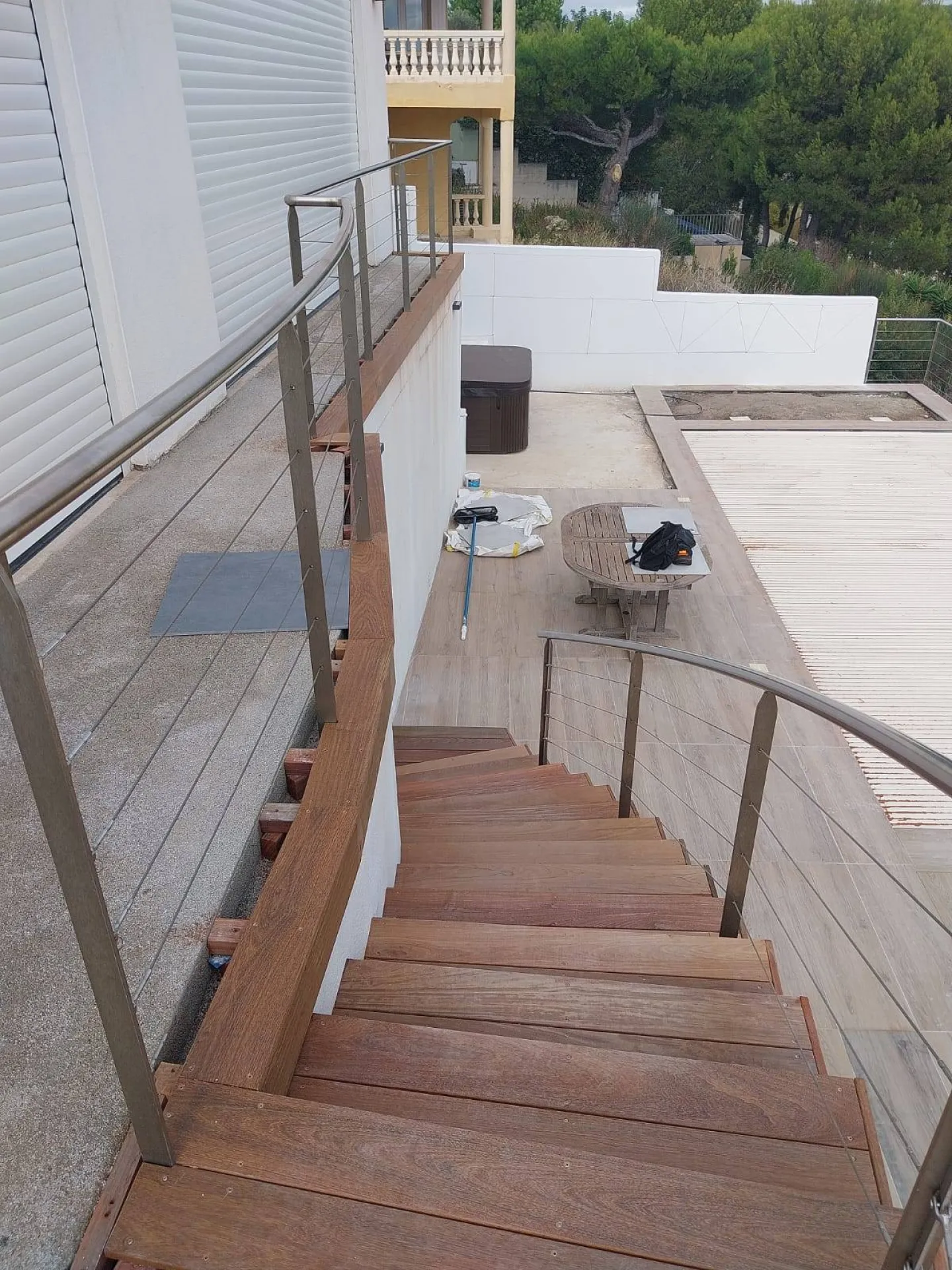 Design Épuré, Durabilité Externe : Notre Escalier en Ipé à Carry-le-Rouet 