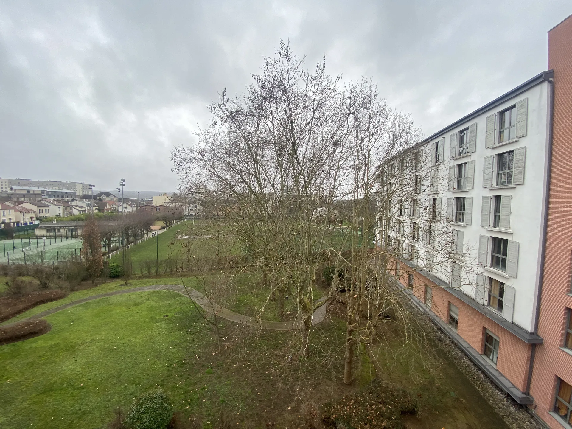 vue sans vis à vis sur la verdure studio à louer proche Gare sans bruit à Rueil chez Helix immobilier