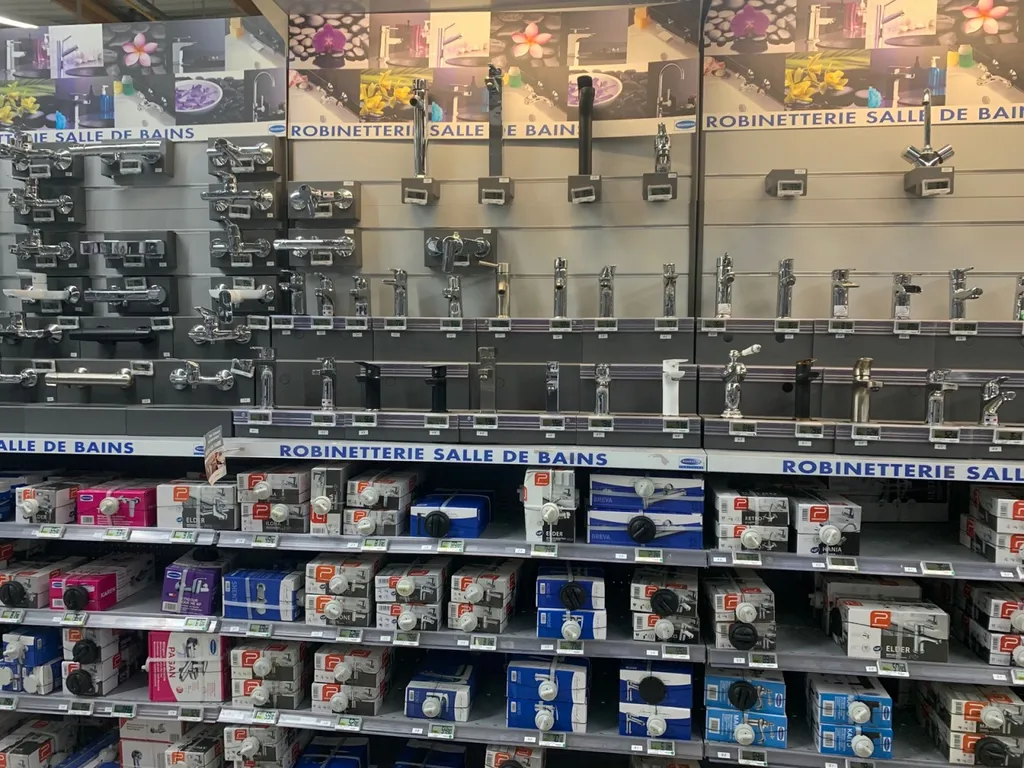 Acheter un robinet dans un magasin de bricolage