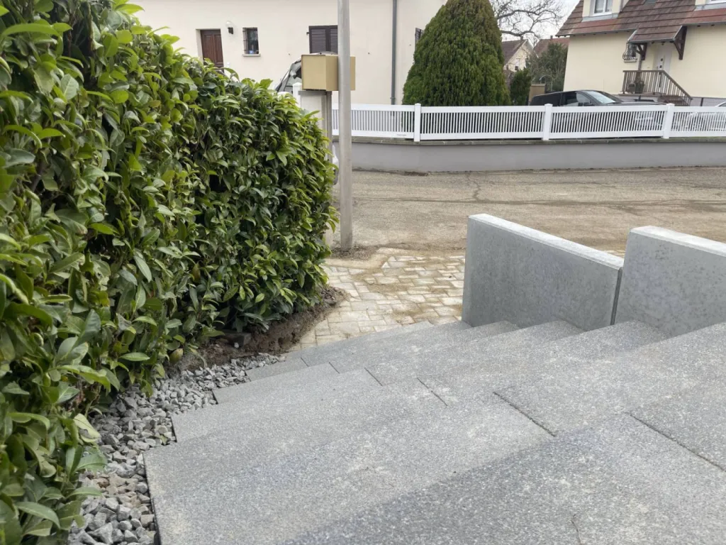 Pose de marches-Blocs Anthracite pour réaliser un escalier extérieur à Obernai