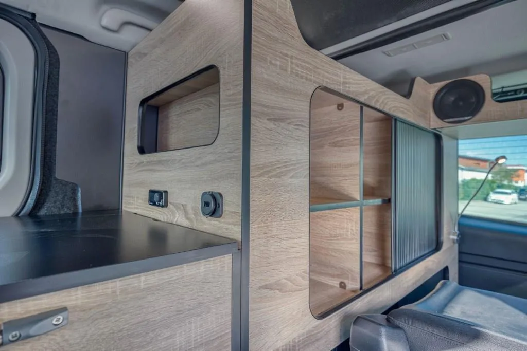 Spécialiste de l'Aménagement van 7 places sur-mesure à Annecy : configuration famille avec audio intégré pour la Haute-Savoie