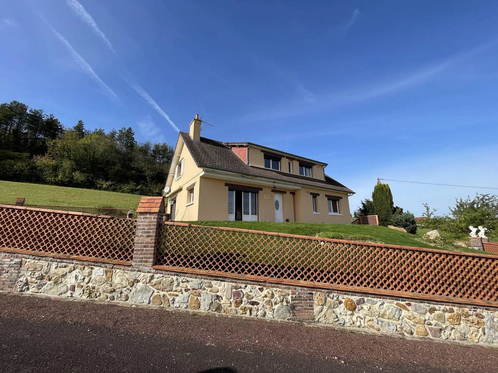 **Maison en bord de forêt à vendre** : Découvrez cette maison de 157,36 m² sur un terrain de 7 391 m², présentée par Terres Et Demeures De Normandie à proximité de Neufchâtel-en-Bray.
