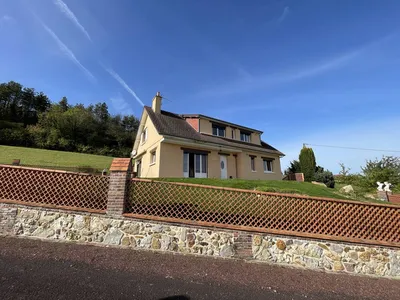 **Maison en bord de forêt à vendre** : Découvrez cette maison de 157,36 m² sur un terrain de 7 391 m², présentée par Terres Et Demeures De Normandie à proximité de Neufchâtel-en-Bray.