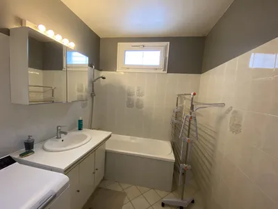 salle de bain buanderie avec fenetre studio à vendre à chatou chez helix Immobilier Le Vesinet