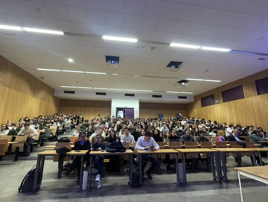 Damien Parisien débat du futur de la pharmacie avec l'ANEPF