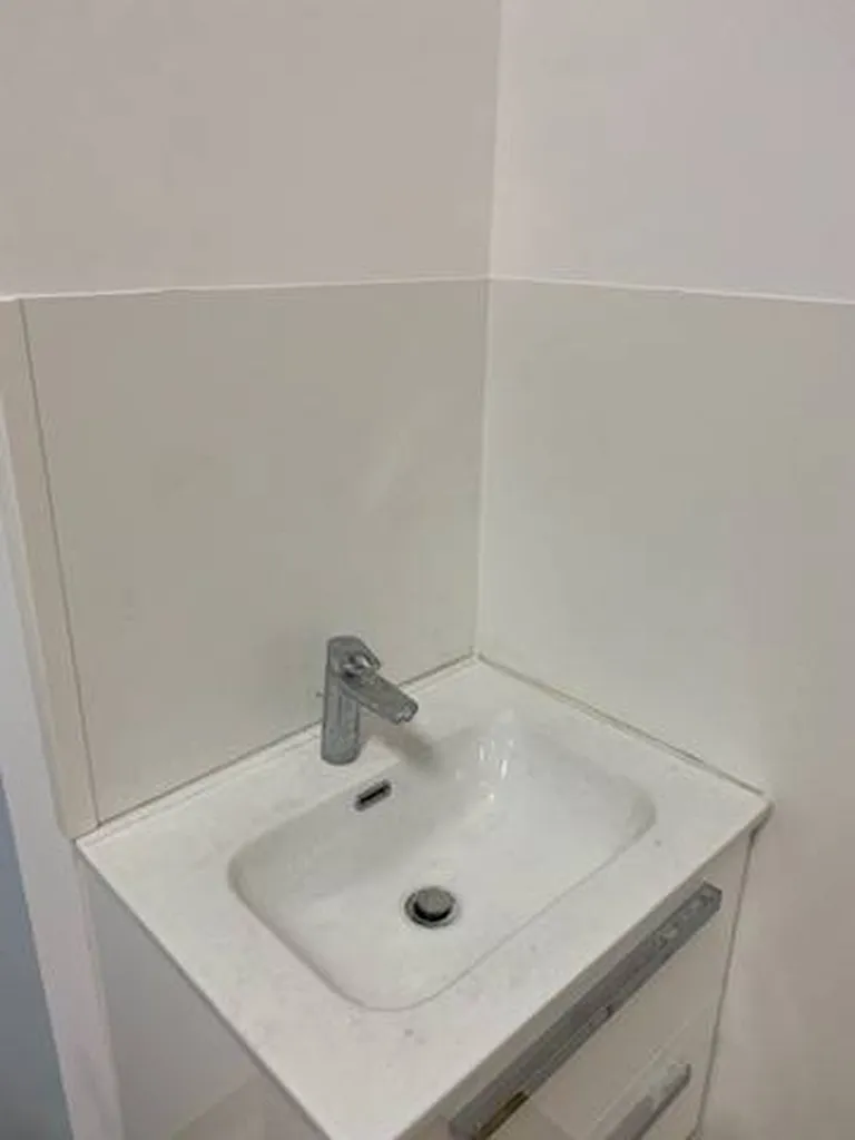 Pose de panneau PVC decochoc pour la cryokiné de Clairval à Marseille 13010