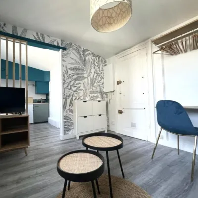 Vue générale du studio optimisé de 18m², décoré et prêt à louer, par l'Atelier D, architecte d'intérieur à Bordeaux