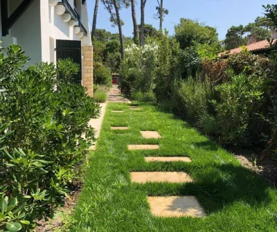 LES PAS JAPONAIS, UNE BONNE ALTERNATIVE POUR UN CHEMINEMENT AU CŒUR DE VOTRE JARDIN SUR LE BASSIN D'ARCACHON