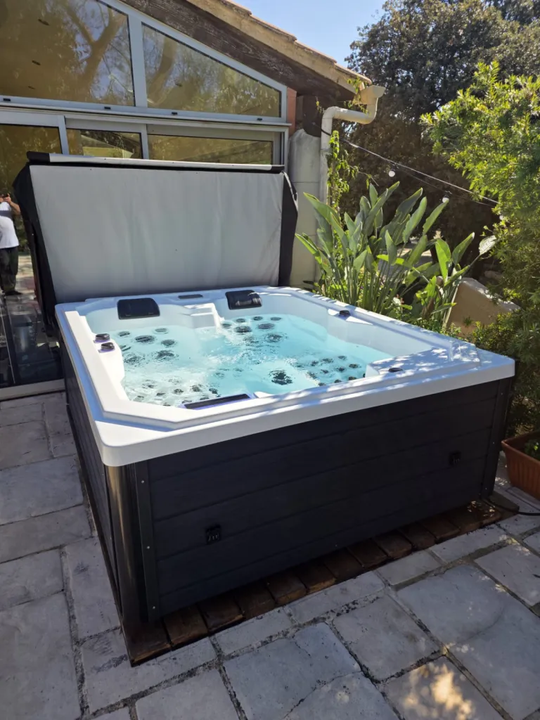 Installation et pose Spa thérapeutique trois places avec deux allongées à Nîmes proche Caissargue