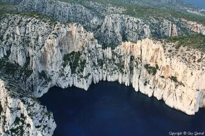 Excursion Calanque de l’Oule l’Eden Boat : passagers découvrant la beauté sauvage de la Calanque de l’Oule depuis un bateau l’Eden Boat.