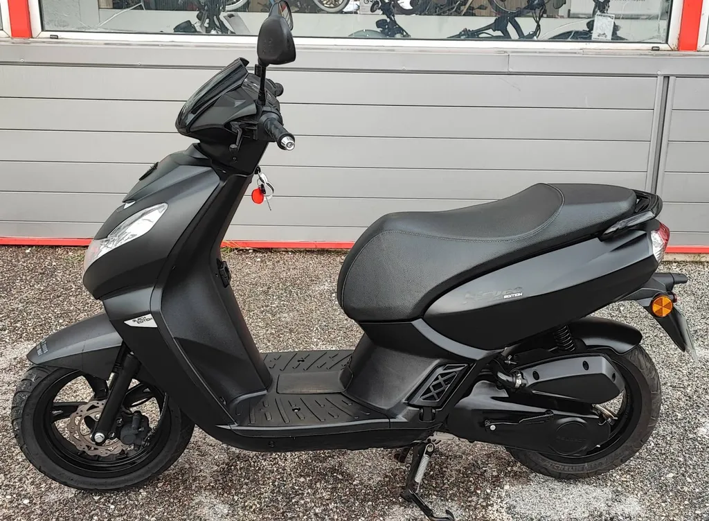 PEUGEOT KISBEE BLACK EDITION  50cc DU 08/2023 AVEC 7100 KMS.