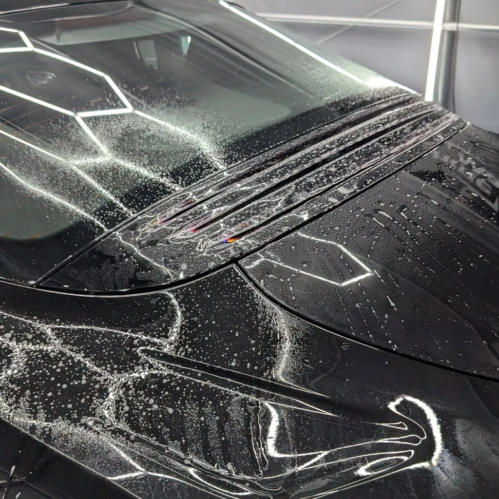 Pose de film de protection PPF transparent sur la carrosserie et auto-cicatrisant contre les gravillons et les micro-rayures