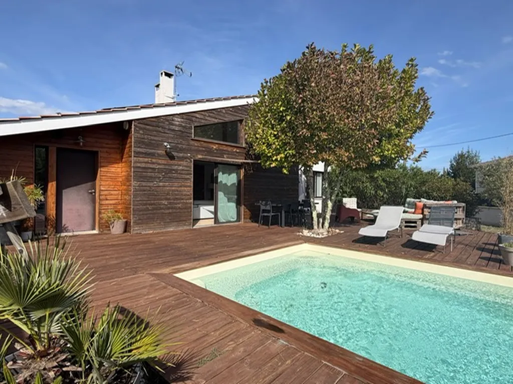 Maison landaise rénovée – 4 chambres et piscine – Cestas Réjouit.
